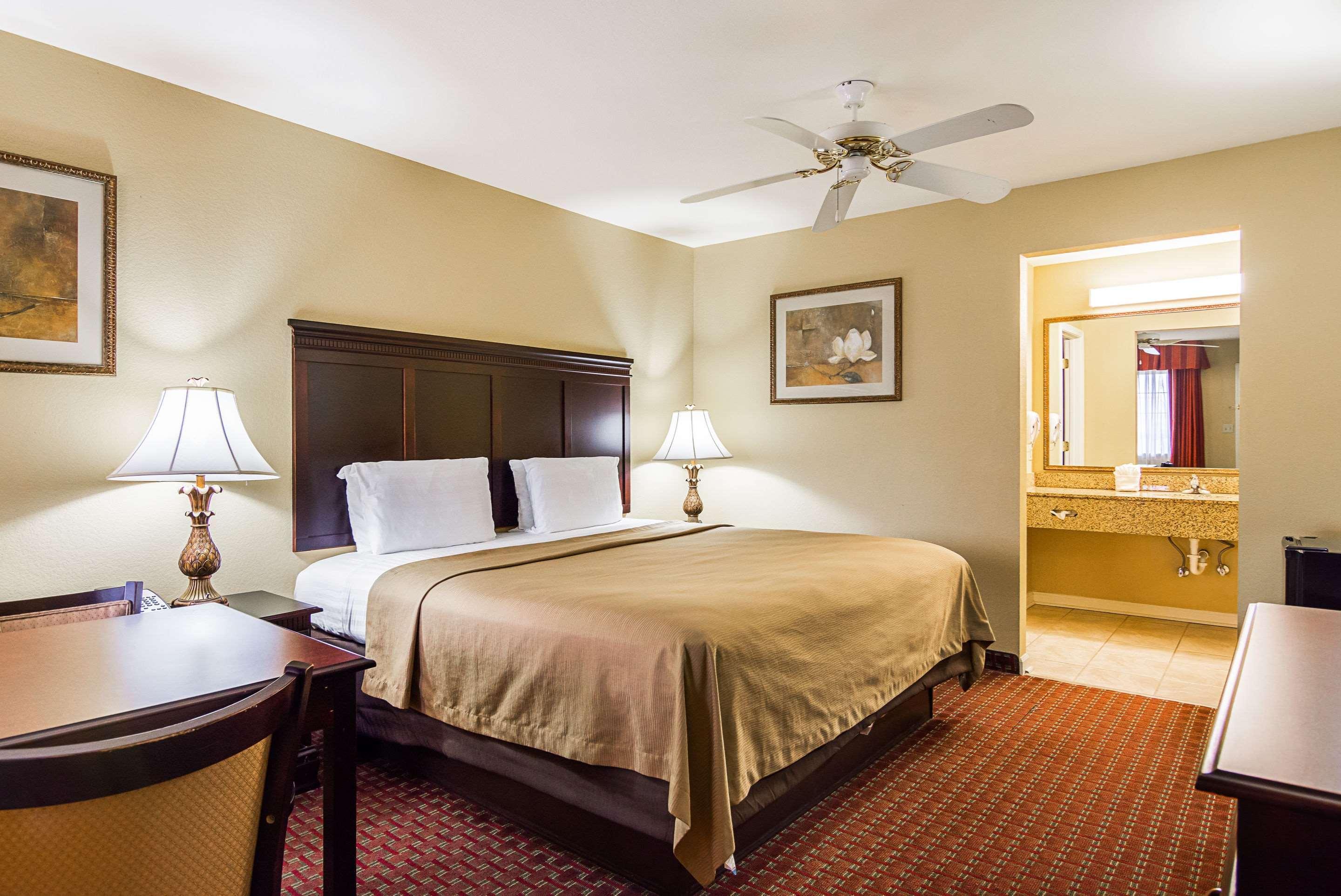 Econo Lodge Inn & Suites Bryant Eksteriør bilde