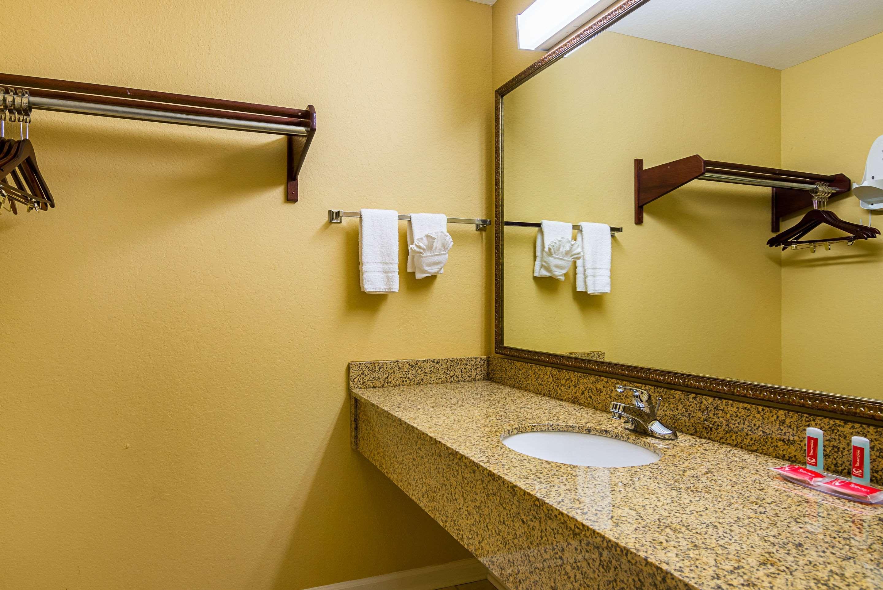 Econo Lodge Inn & Suites Bryant Eksteriør bilde