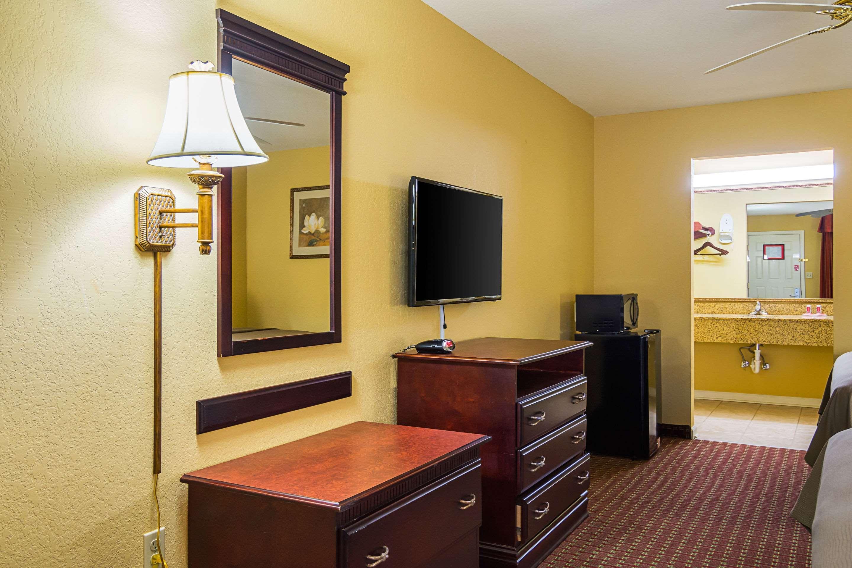 Econo Lodge Inn & Suites Bryant Eksteriør bilde