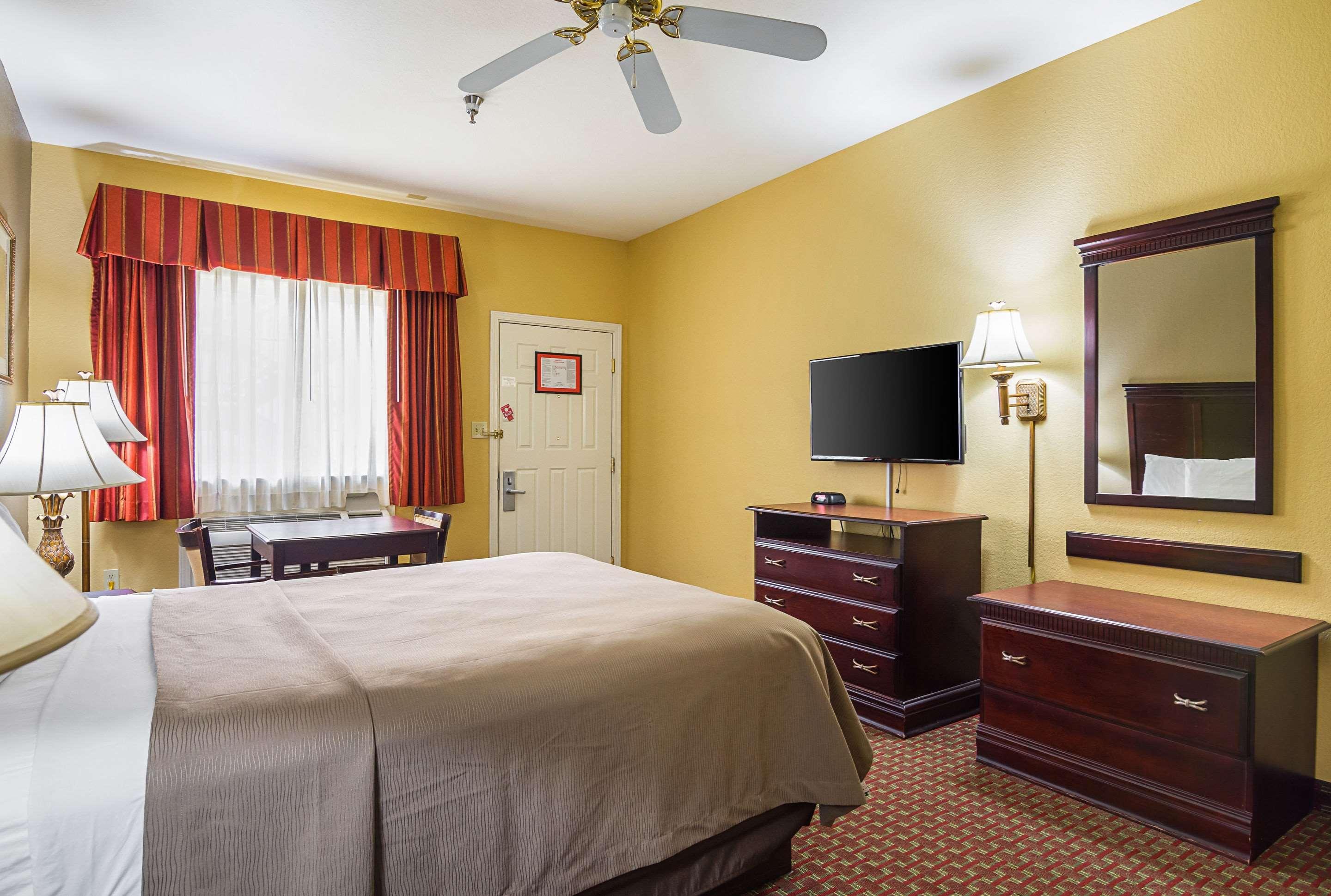 Econo Lodge Inn & Suites Bryant Eksteriør bilde
