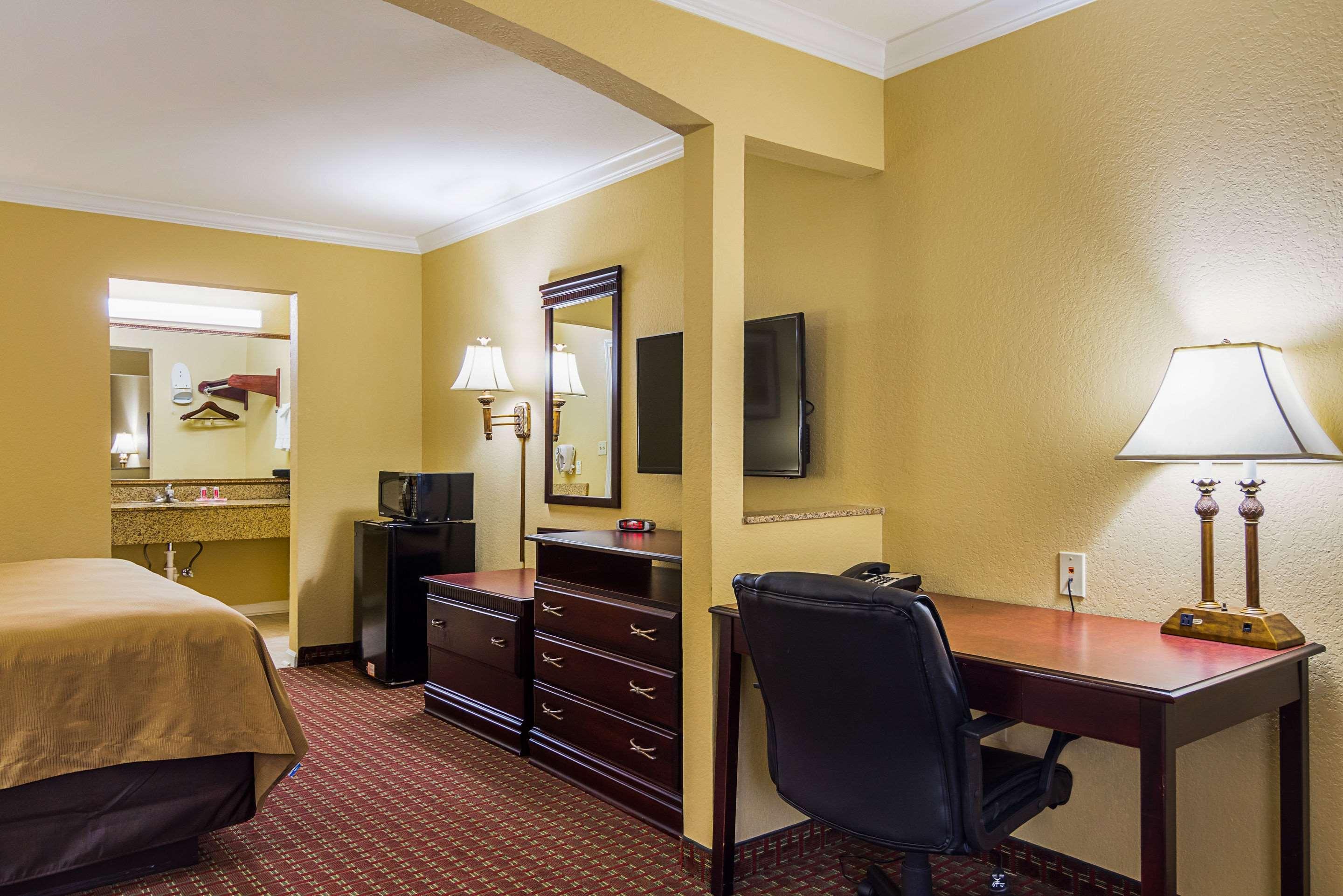Econo Lodge Inn & Suites Bryant Eksteriør bilde