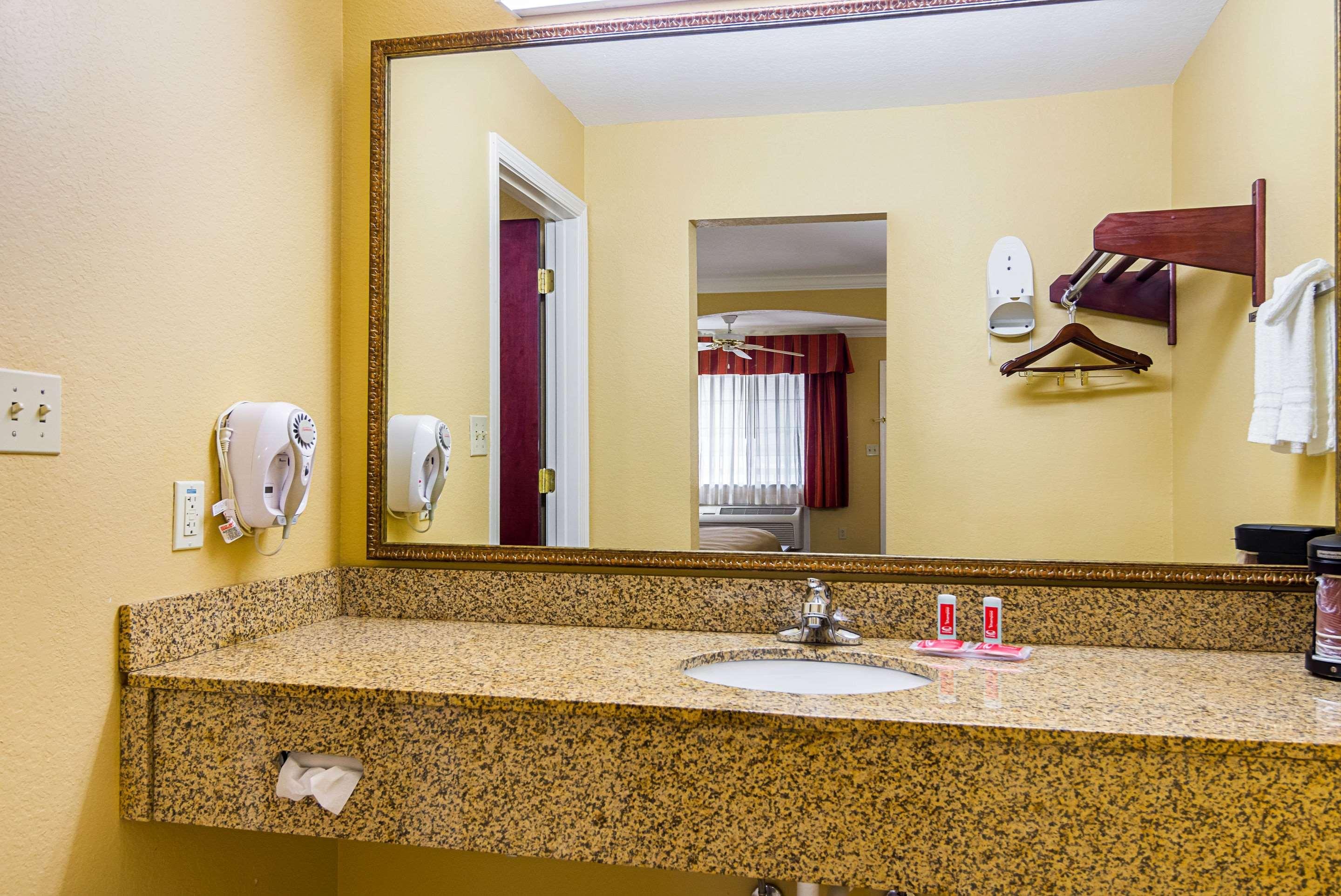 Econo Lodge Inn & Suites Bryant Eksteriør bilde